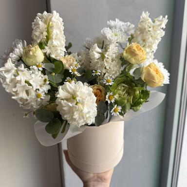 Белоснежная композиция в коробке с гиацинтами 