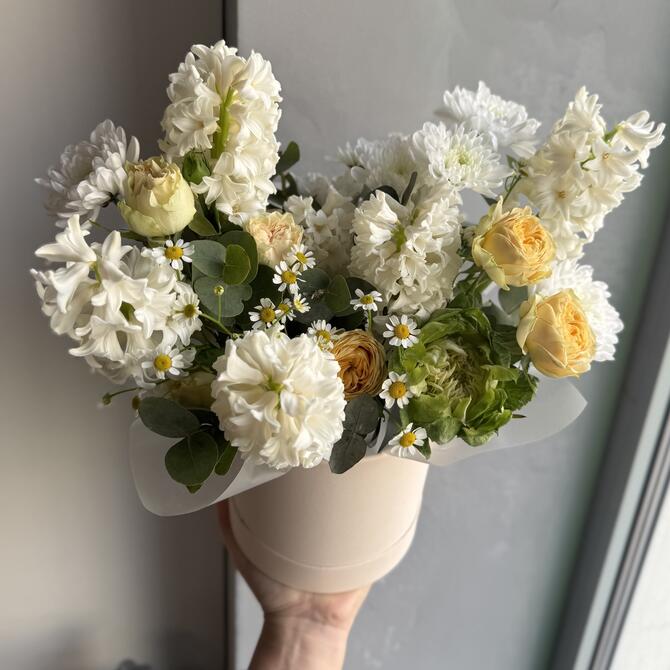 Белоснежная композиция в коробке с гиацинтами 