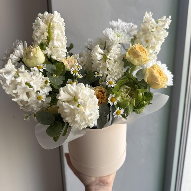 Белоснежная композиция в коробке с гиацинтами 