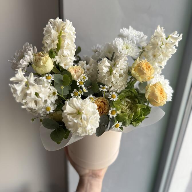 Белоснежная композиция в коробке с гиацинтами 