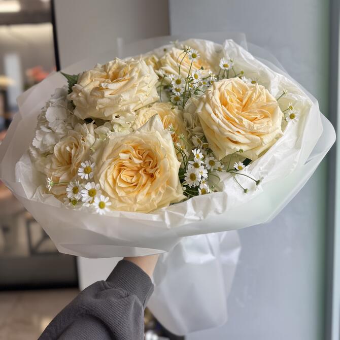 Пионовидные розы, гортензии и ромашки 