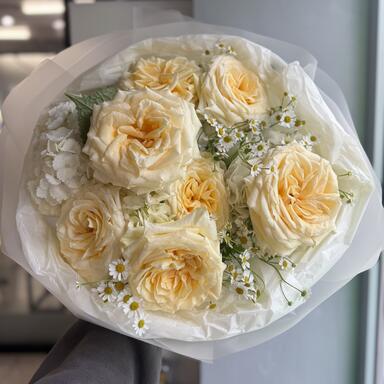 Ромашки, гортензии и пионовидные розы 