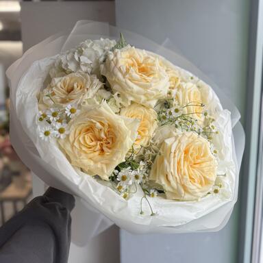 Ромашки, гортензии и пионовидные розы 