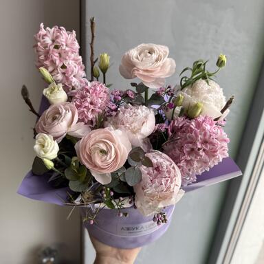 Композиция в коробке с пионами, ранункулюсами и гиацинтами 