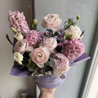 Композиция в коробке с пионами, ранункулюсами и гиацинтами 