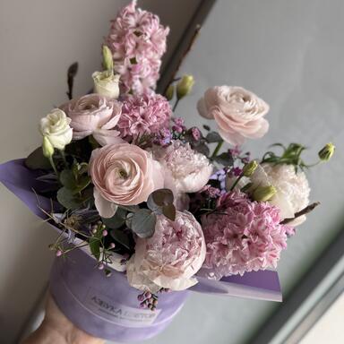 Композиция в коробке с пионами, ранункулюсами и гиацинтами 