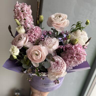 Композиция в коробке с пионами, ранункулюсами и гиацинтами 