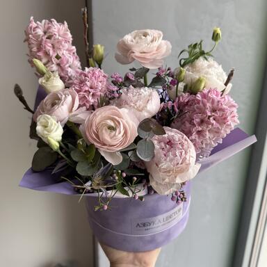 Композиция в коробке с пионами, ранункулюсами и гиацинтами 