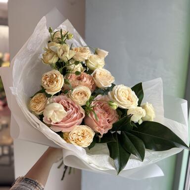 Сборный букет с пионовидными розами и ранункулюсом Butterfly 