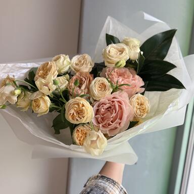 Сборный букет с пионовидными розами и ранункулюсом Butterfly 