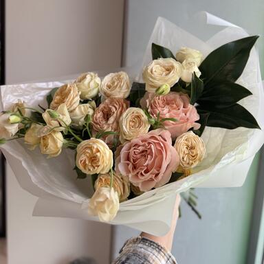 Сборный букет с пионовидными розами и ранункулюсом Butterfly 