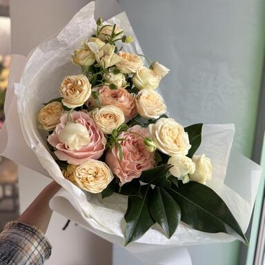 Сборный букет с пионовидными розами и ранункулюсом Butterfly 