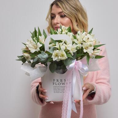 Альстромерии в сумочке WHITE