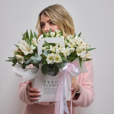 Альстромерии в сумочке WHITE