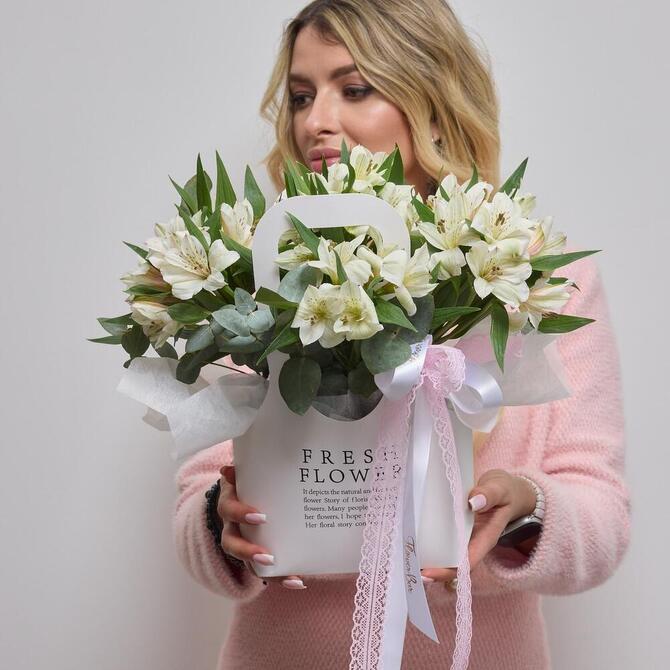 Альстромерии в сумочке WHITE