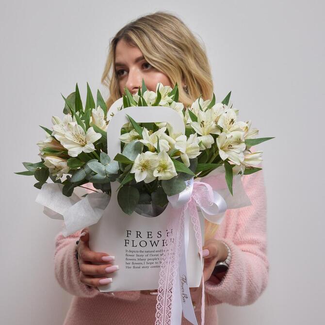 Альстромерии в сумочке WHITE