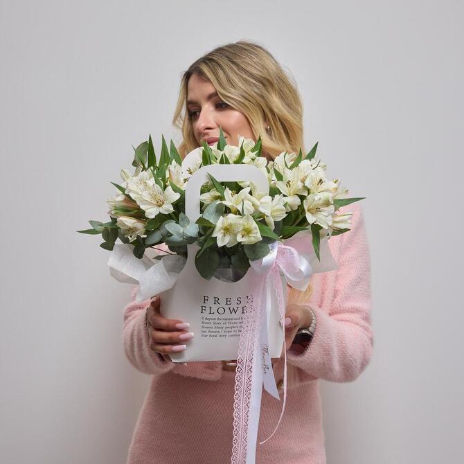 Альстромерии в сумочке WHITE