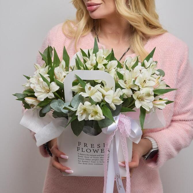 Альстромерии в сумочке WHITE