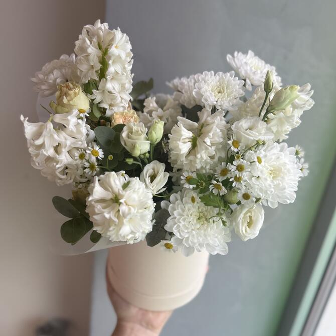 Ароматная композиция с белыми гиацинтами в коробке 