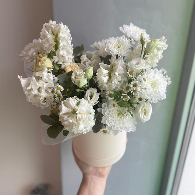 Ароматная композиция с белыми гиацинтами в коробке 