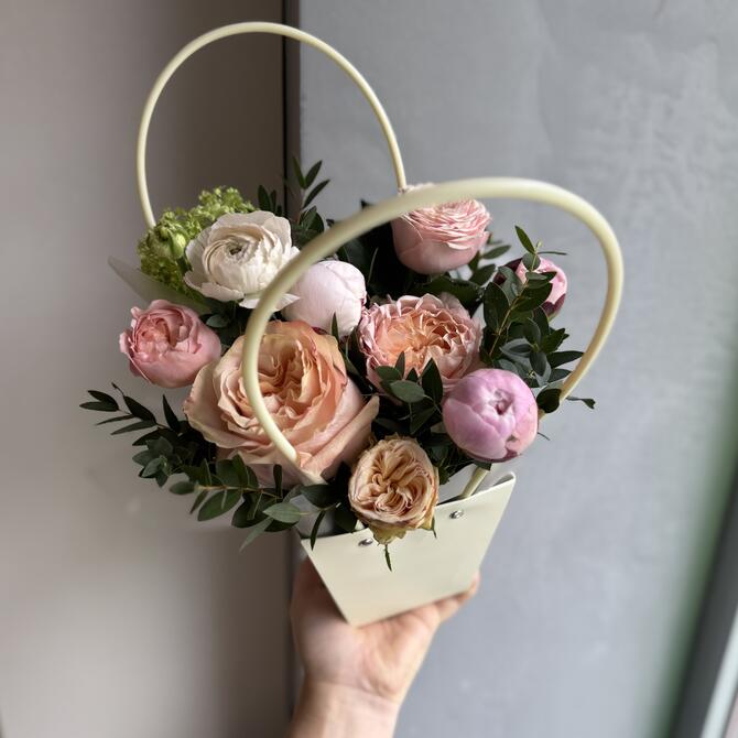 Сумочка с пионами и пионовидными розами 