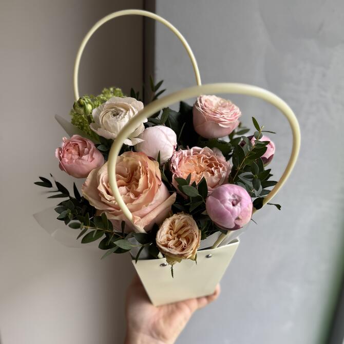 Сумочка с пионами и пионовидными розами 