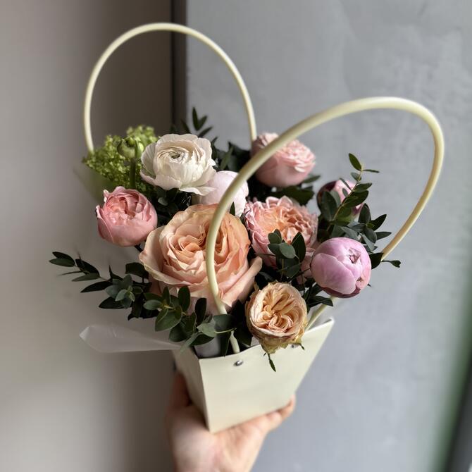 Сумочка с пионами и пионовидными розами 